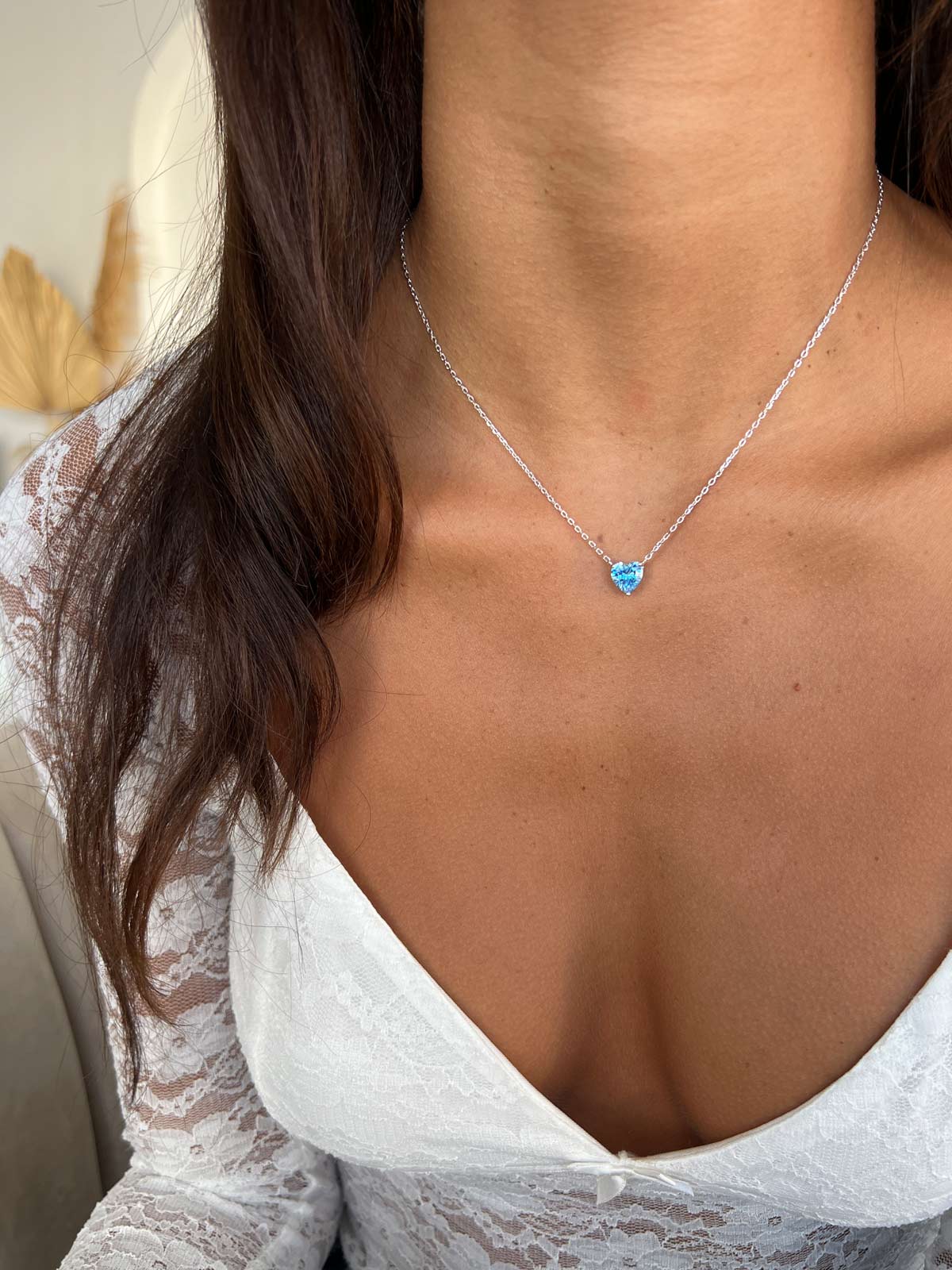 שרשרת צמודה סוליטר לב גדול תכלת