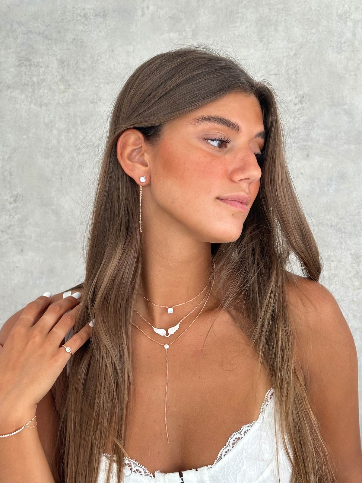 עגילי סוליטר צמודים ושרשראות נופלות