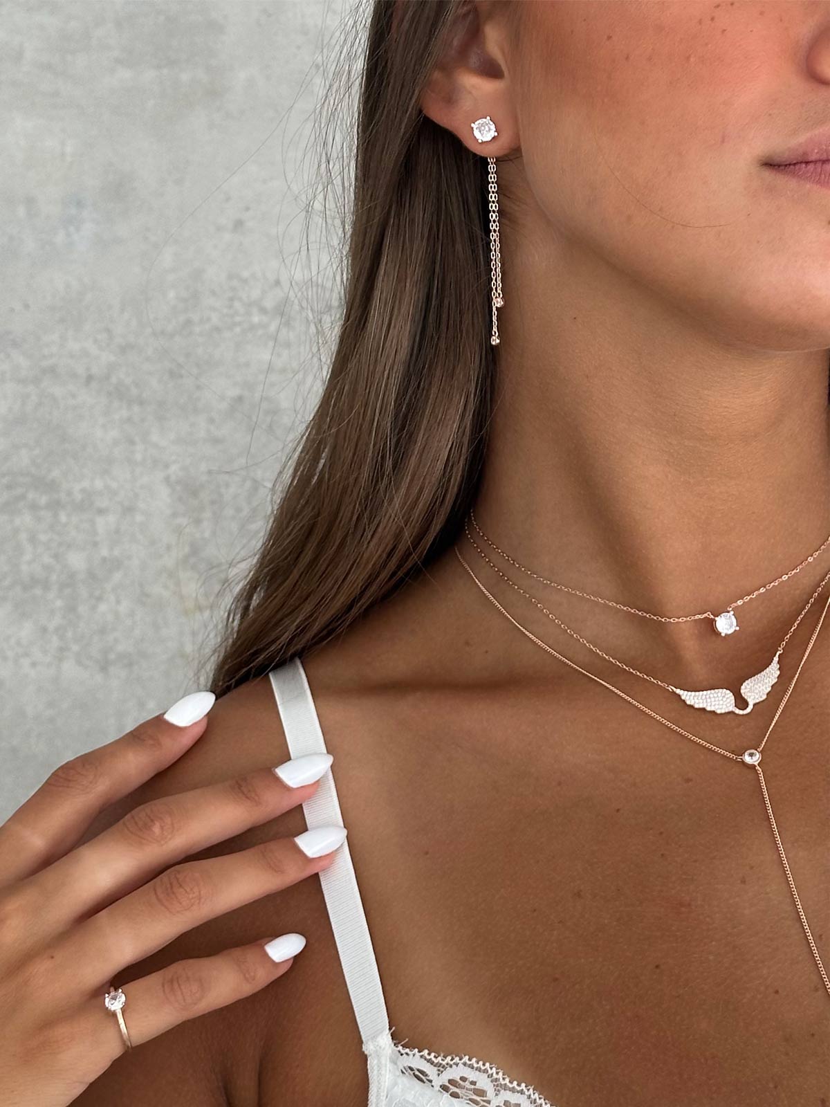 עגילי סוליטר צמודים ושרשראות נופלות