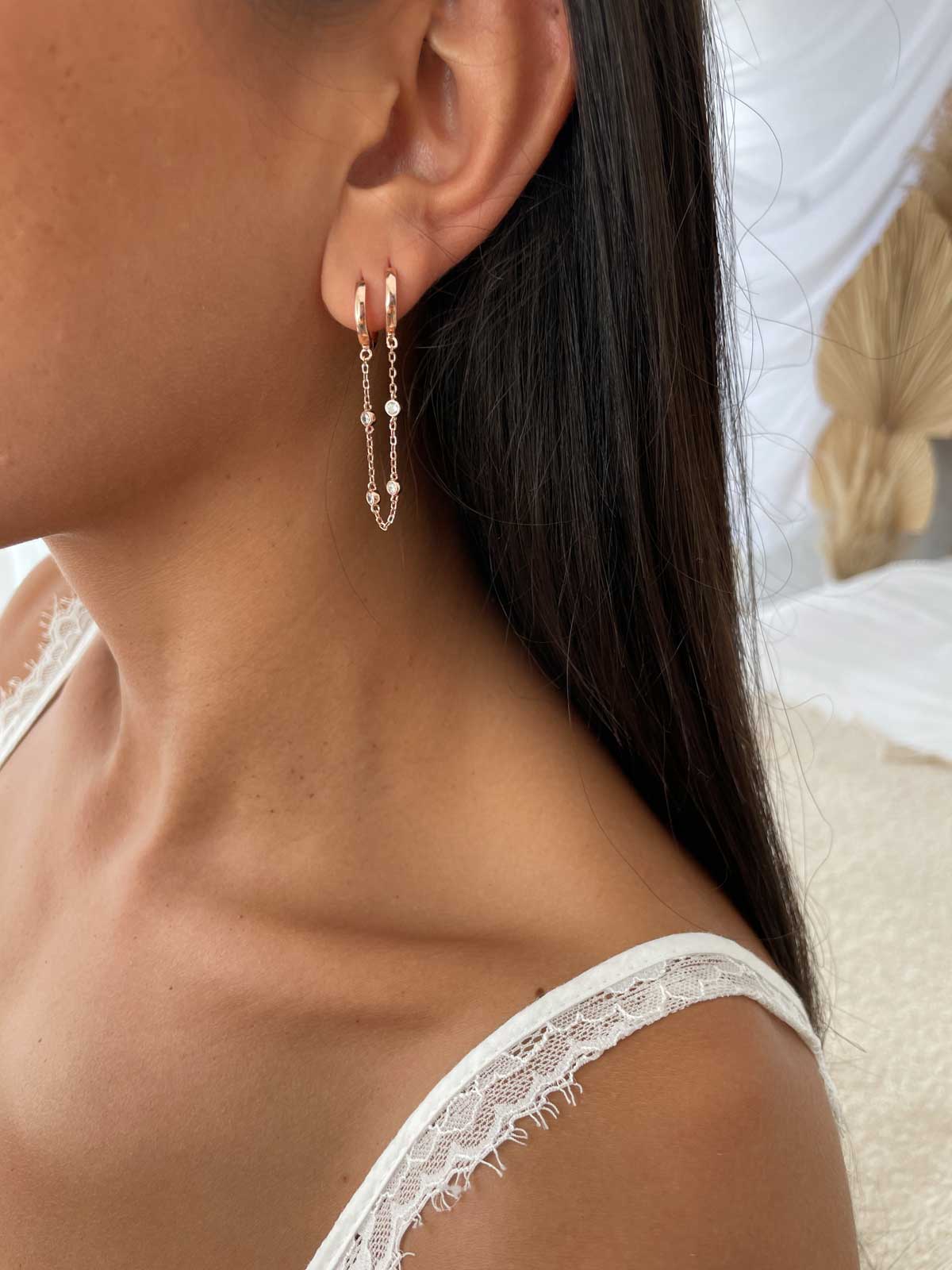 עגיל חישוק כפול ושרשרת סוליטרים