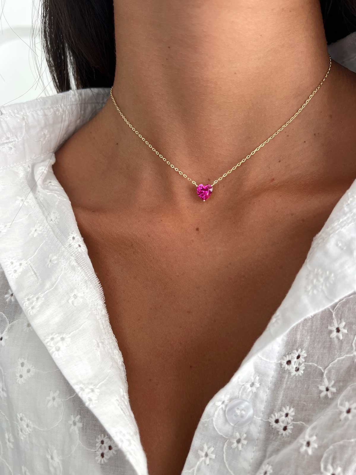 שרשרת צמודה סוליטר לב גדול ורוד