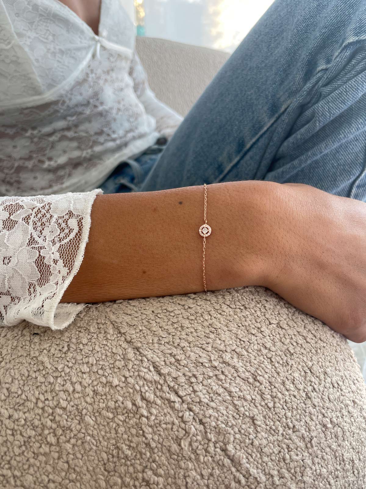 צמיד עדין סוליטר קטן משובץ