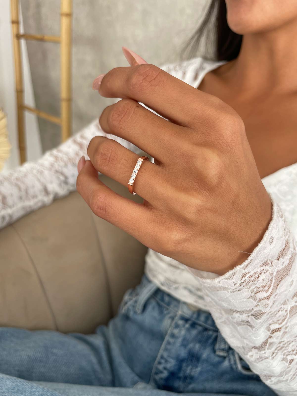 טבעת עדינה חמישה זירקונים בשורה