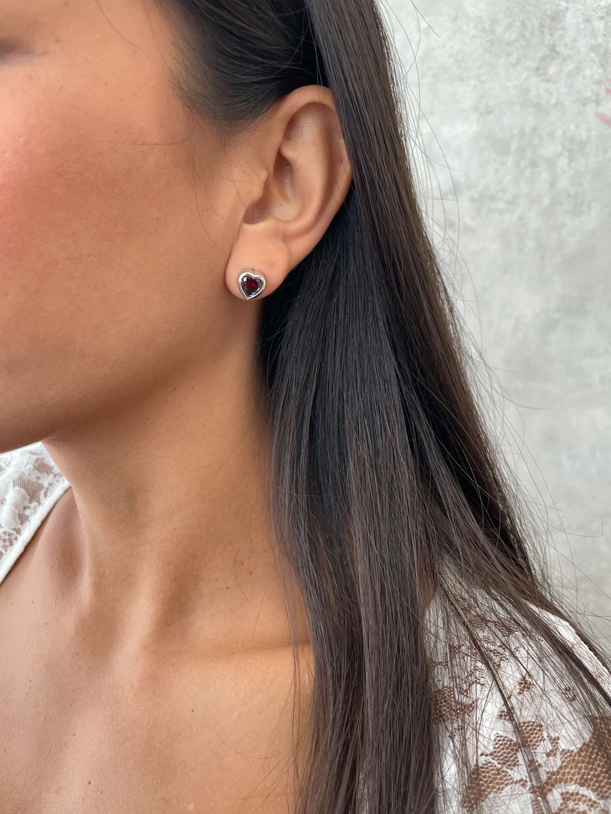 עגילים צמודים סוליטר בזל לב אדום