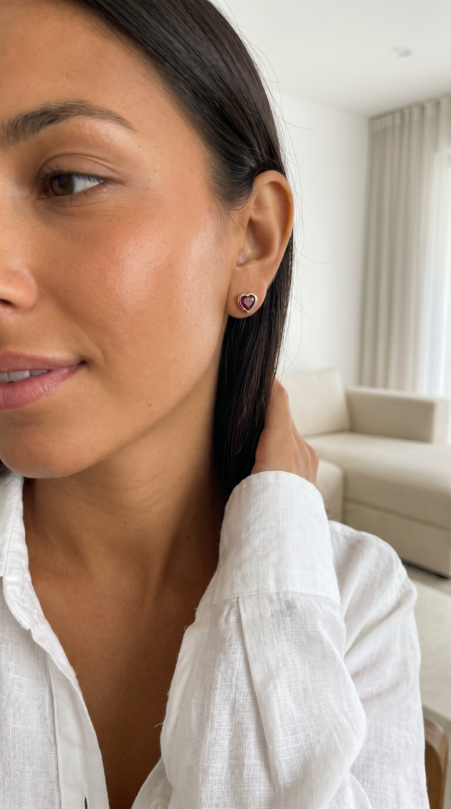 עגילים צמודים סוליטר בזל לב אדום