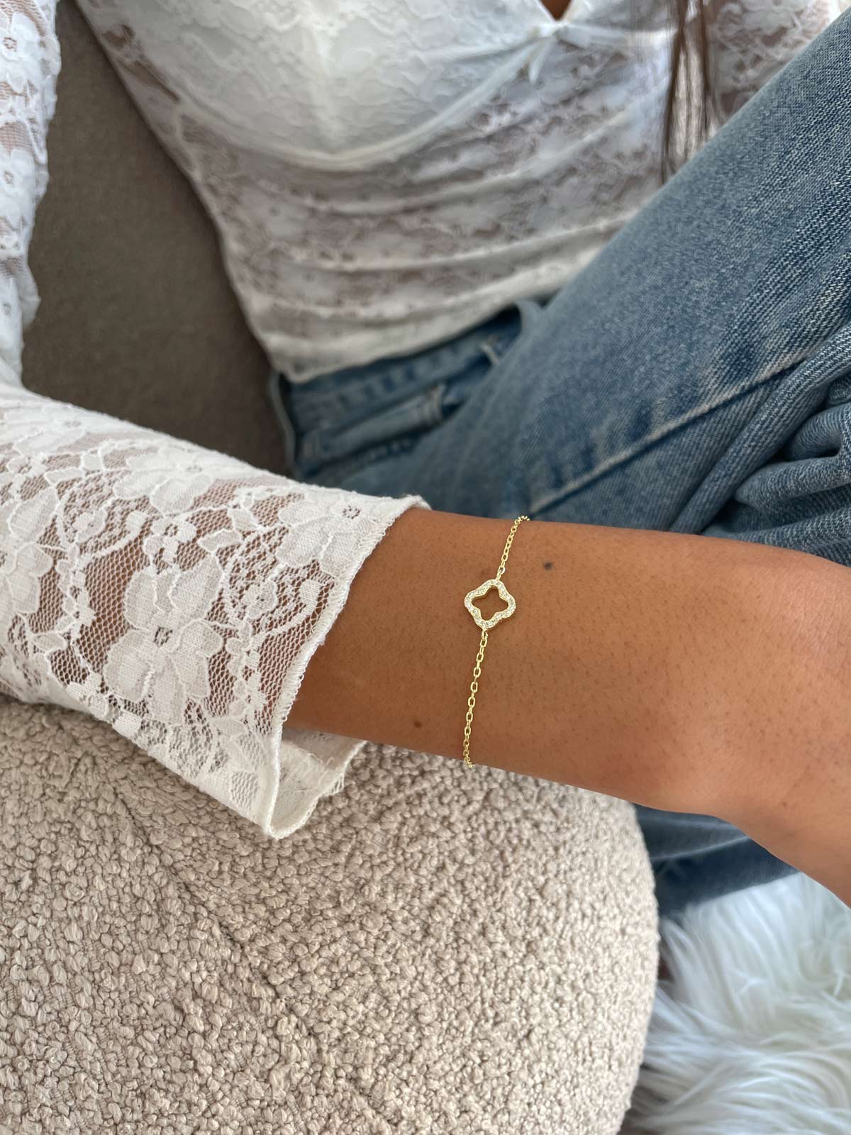 צמיד עדין תלתן משובץ