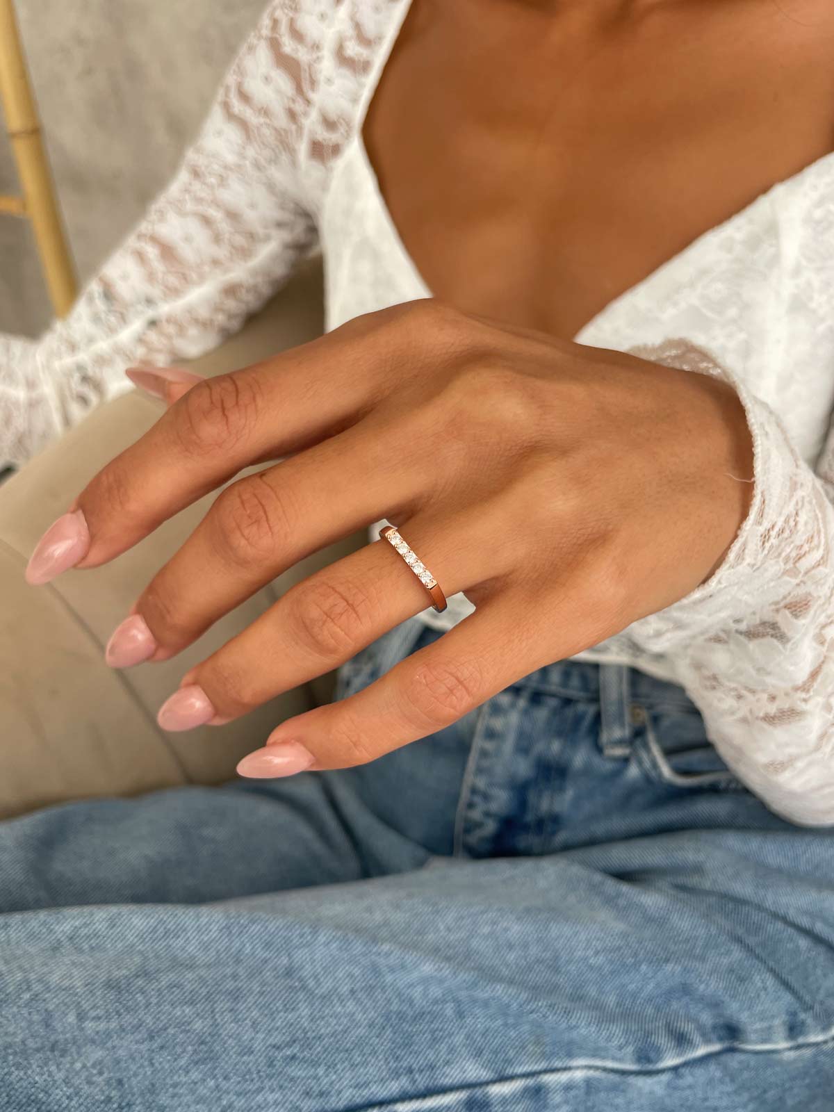 טבעת עדינה חמישה זירקונים בשורה