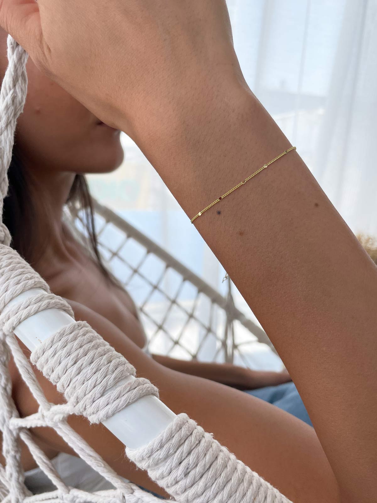 צמיד עדין דק חוליות ומעגלים