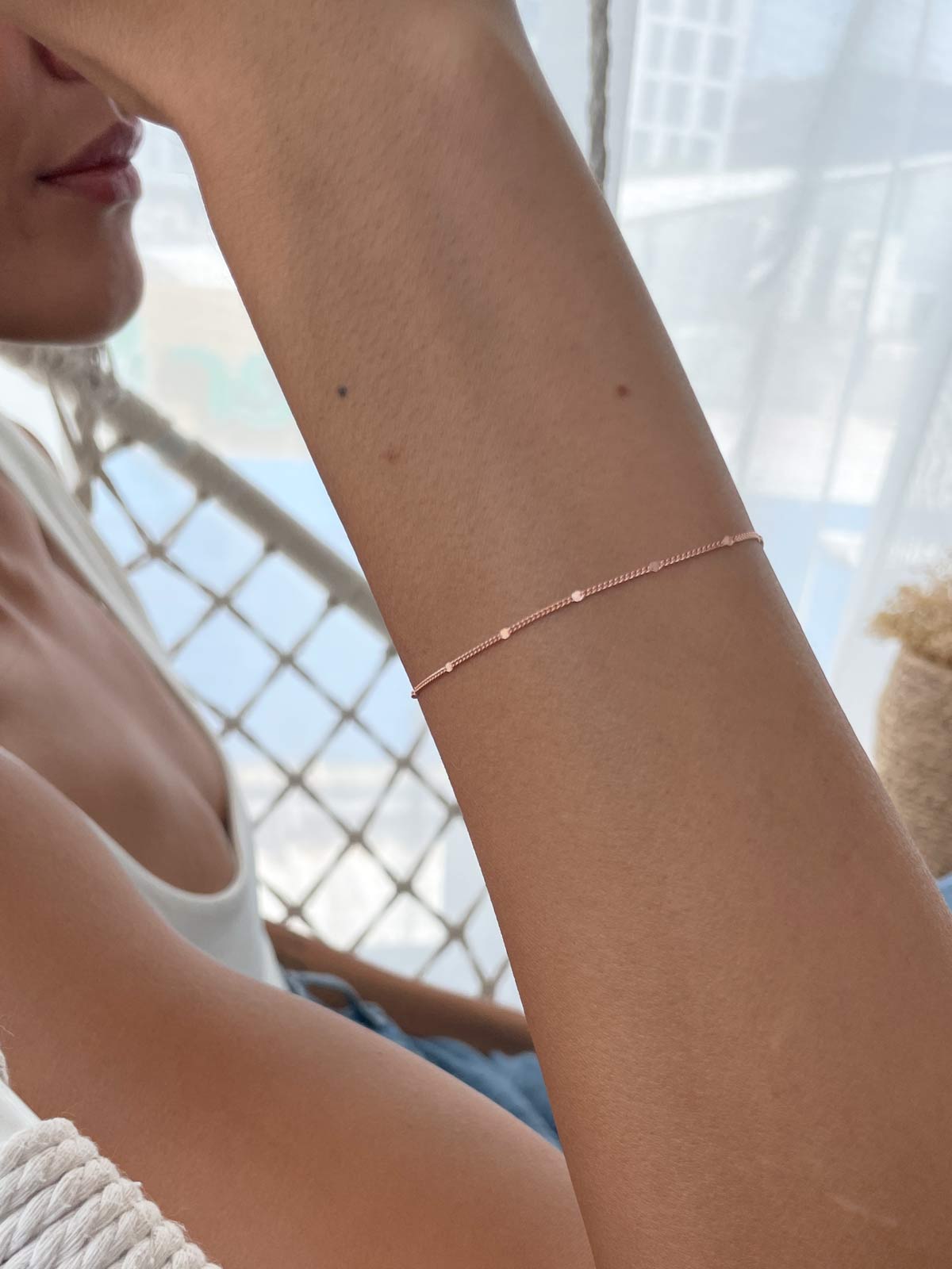 צמיד עדין דק חוליות ומעגלים