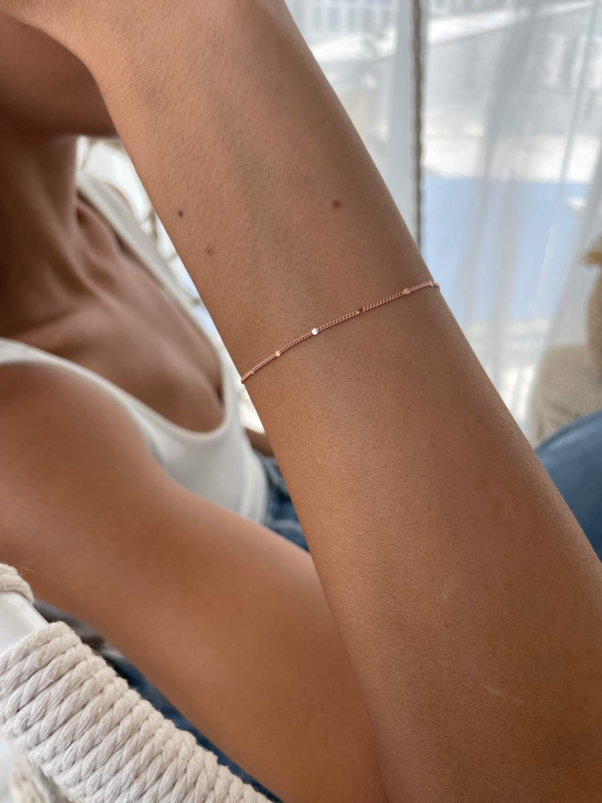 צמיד עדין דק חוליות ומעגלים