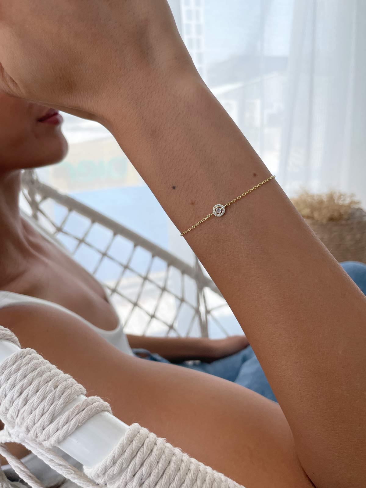 צמיד עדין סוליטר קטן משובץ