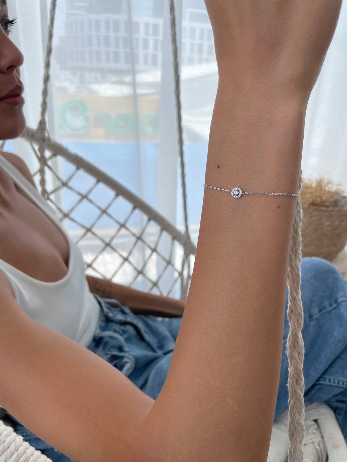 צמיד עדין סוליטר קטן משובץ