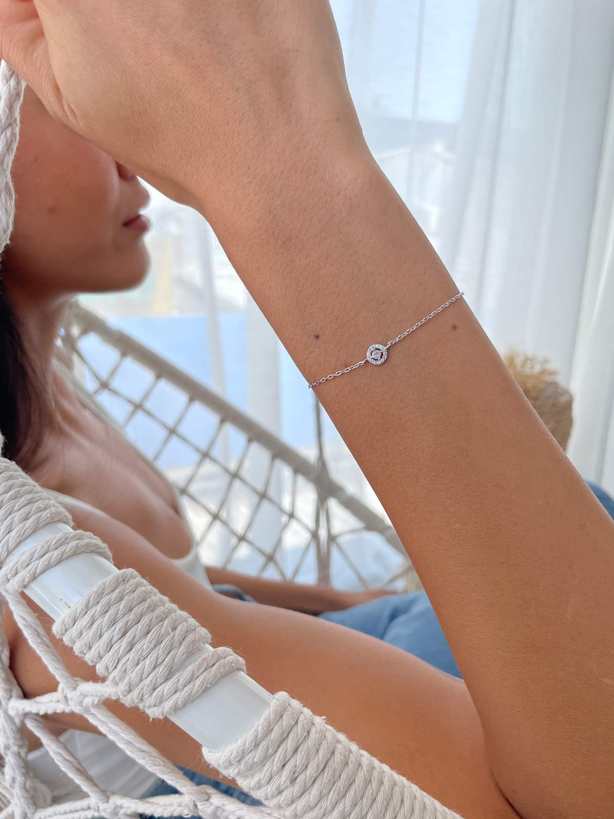 צמיד עדין סוליטר קטן משובץ