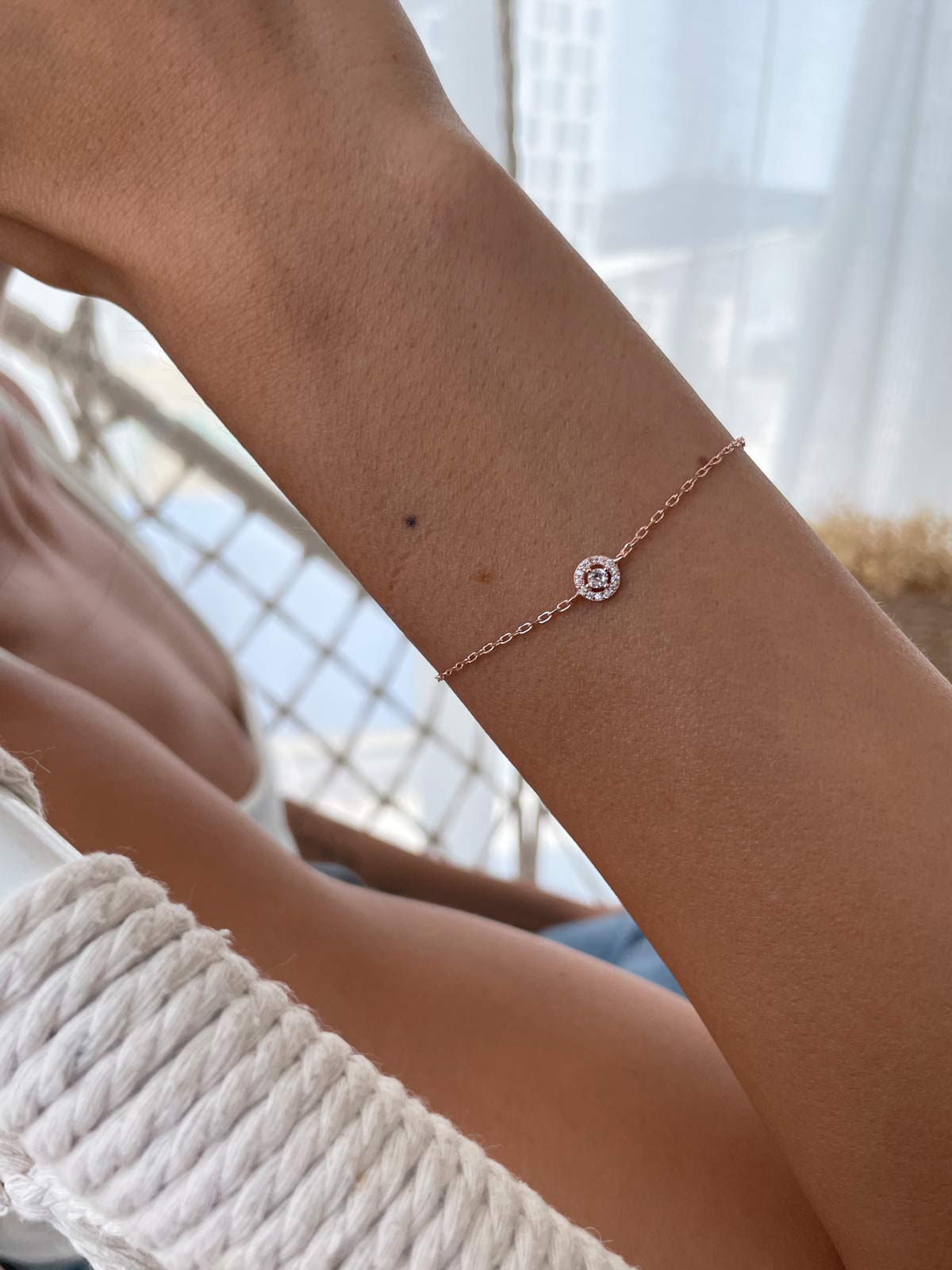 צמיד עדין סוליטר קטן משובץ