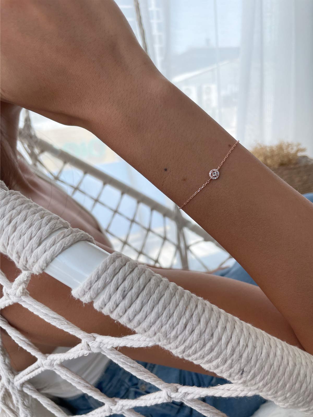 צמיד עדין סוליטר קטן משובץ