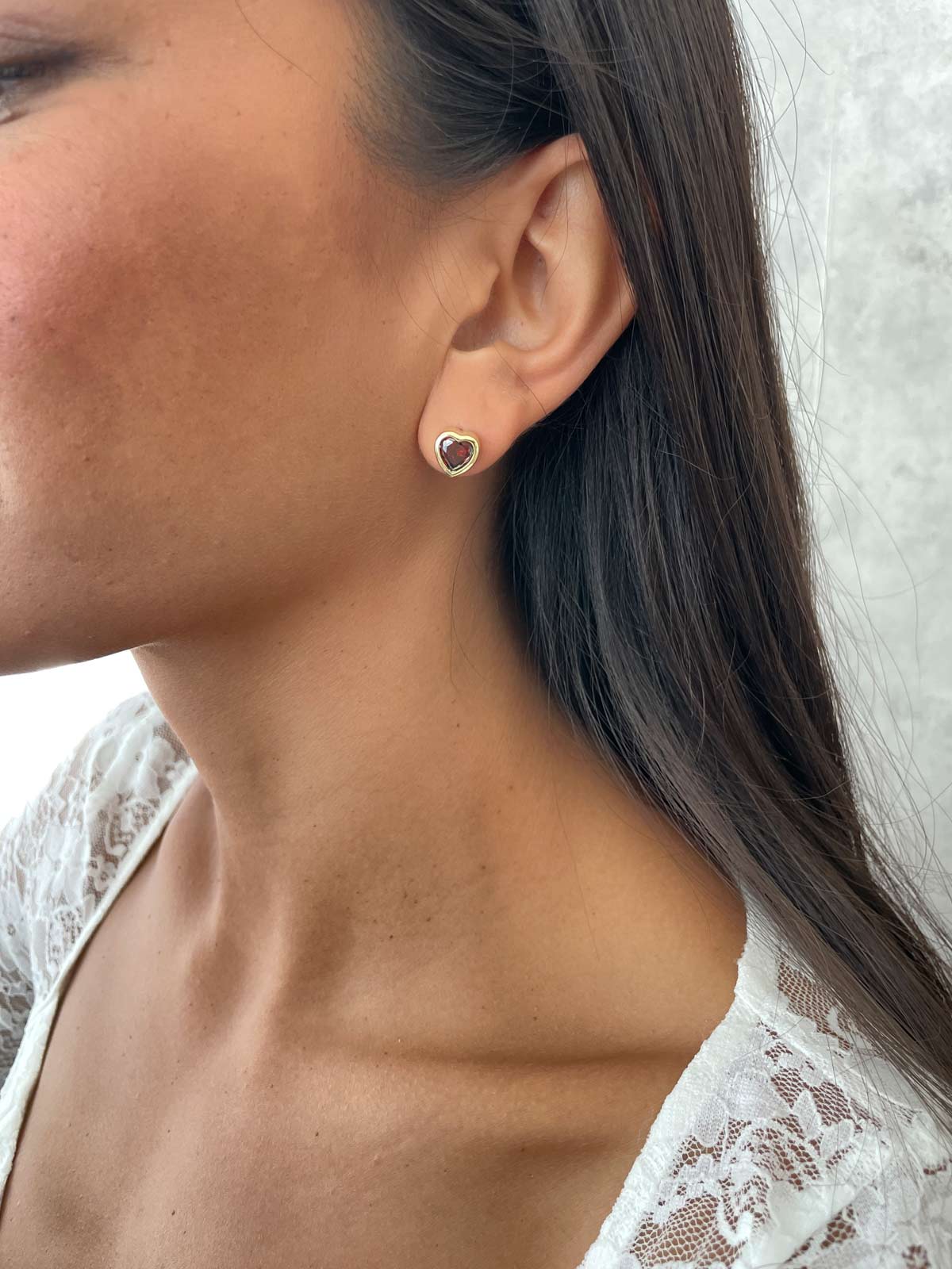 עגילים צמודים סוליטר בזל לב אדום