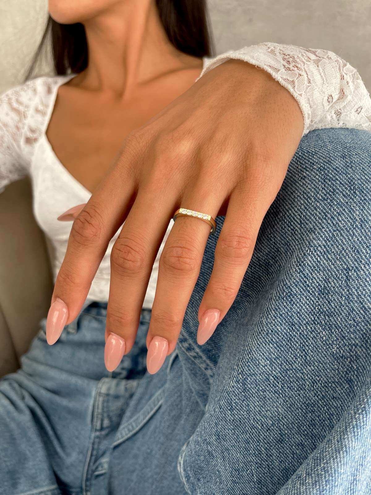 טבעת עדינה חמישה זירקונים בשורה