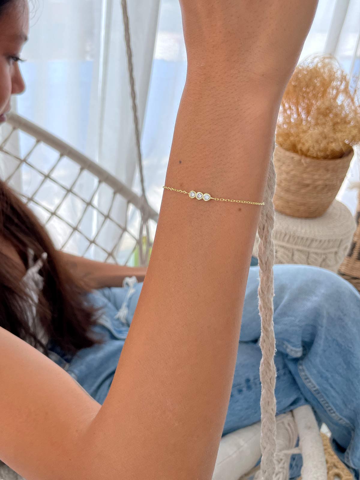 צמיד עדין שלושה סוליטרים צמודים