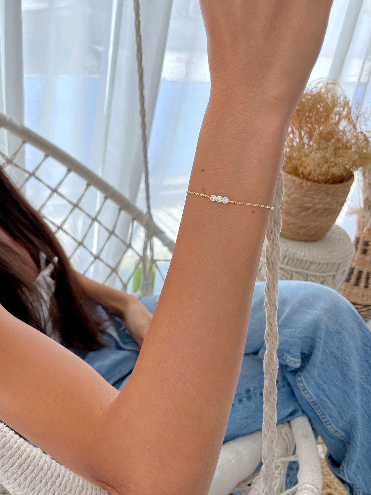 צמיד עדין שלושה סוליטרים צמודים