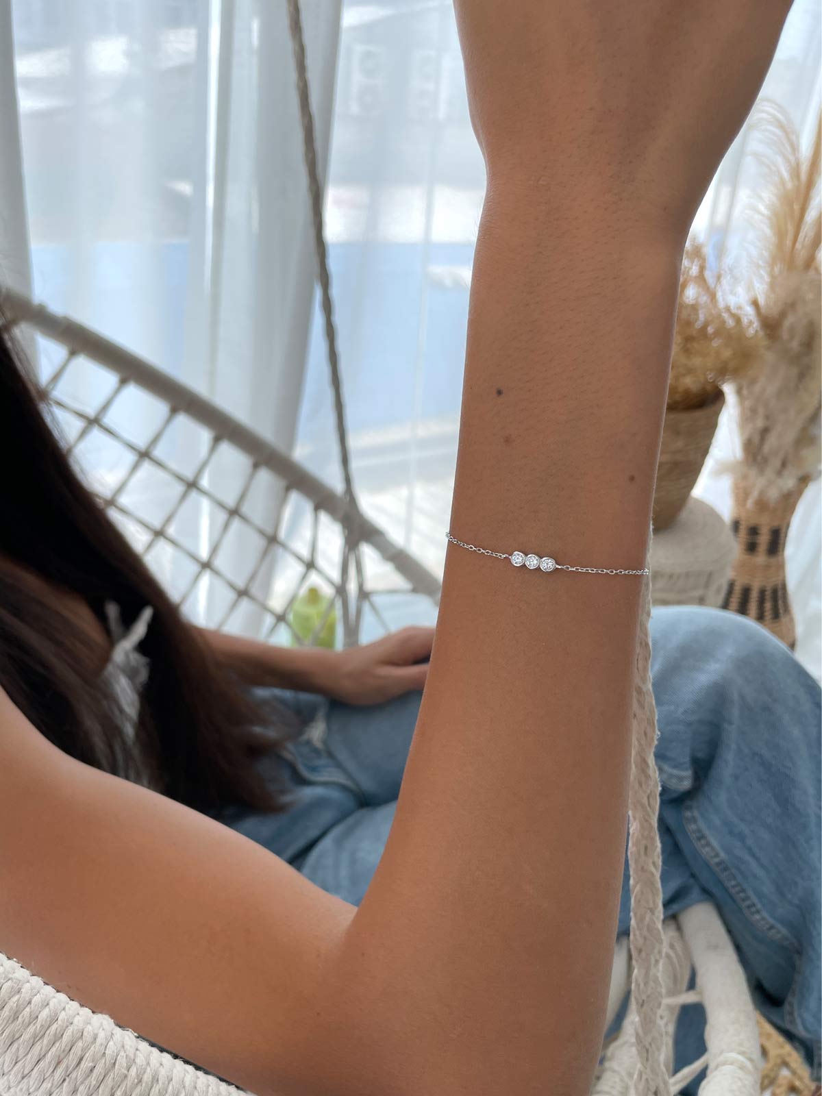 צמיד עדין שלושה סוליטרים צמודים