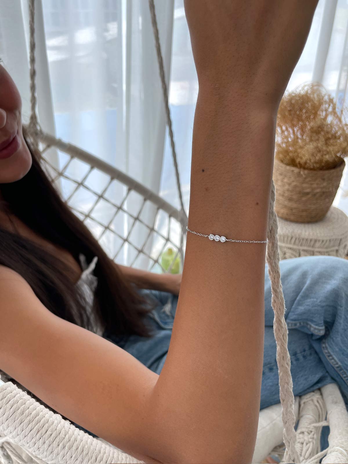 צמיד עדין שלושה סוליטרים צמודים