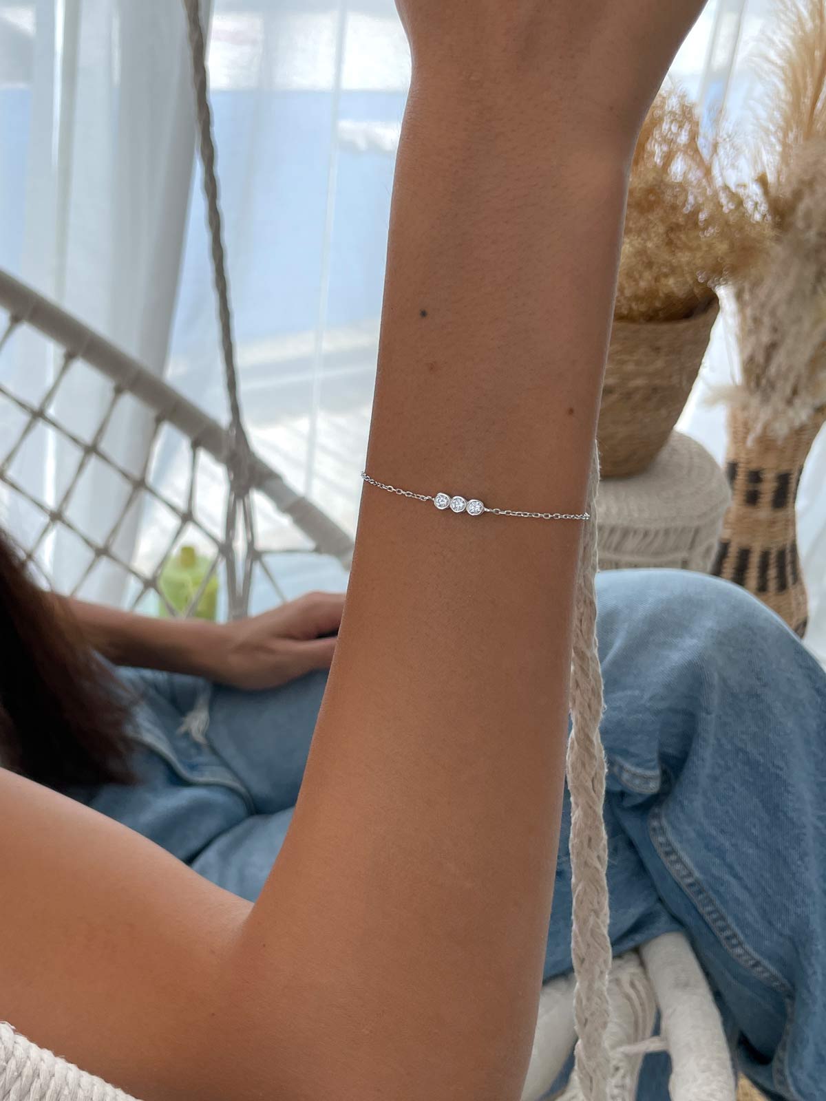 צמיד עדין שלושה סוליטרים צמודים