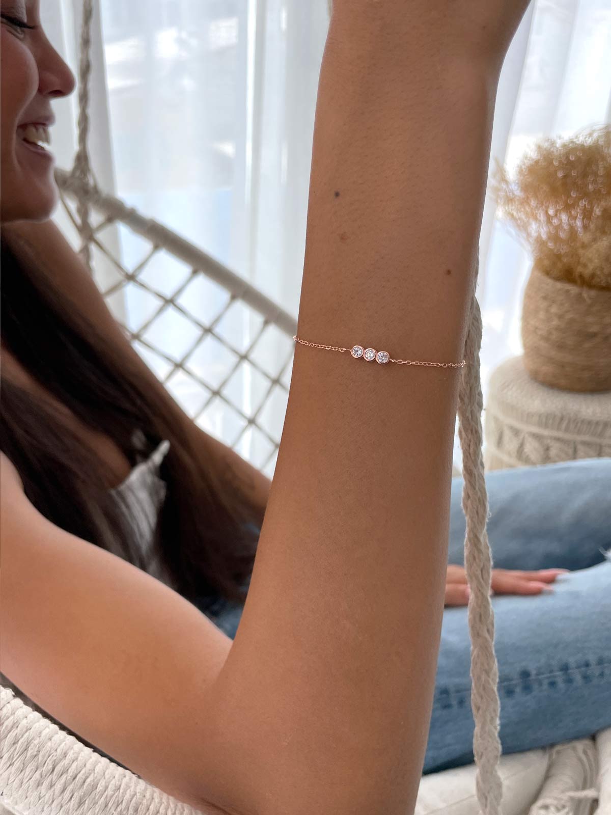 צמיד עדין שלושה סוליטרים צמודים