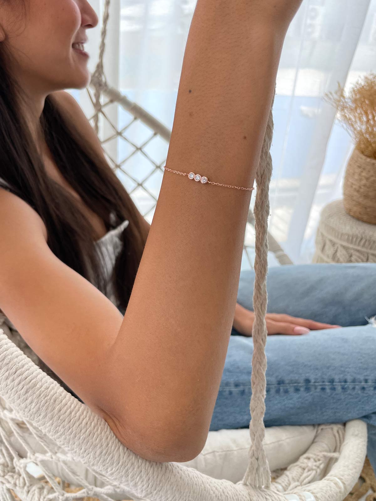 צמיד עדין שלושה סוליטרים צמודים