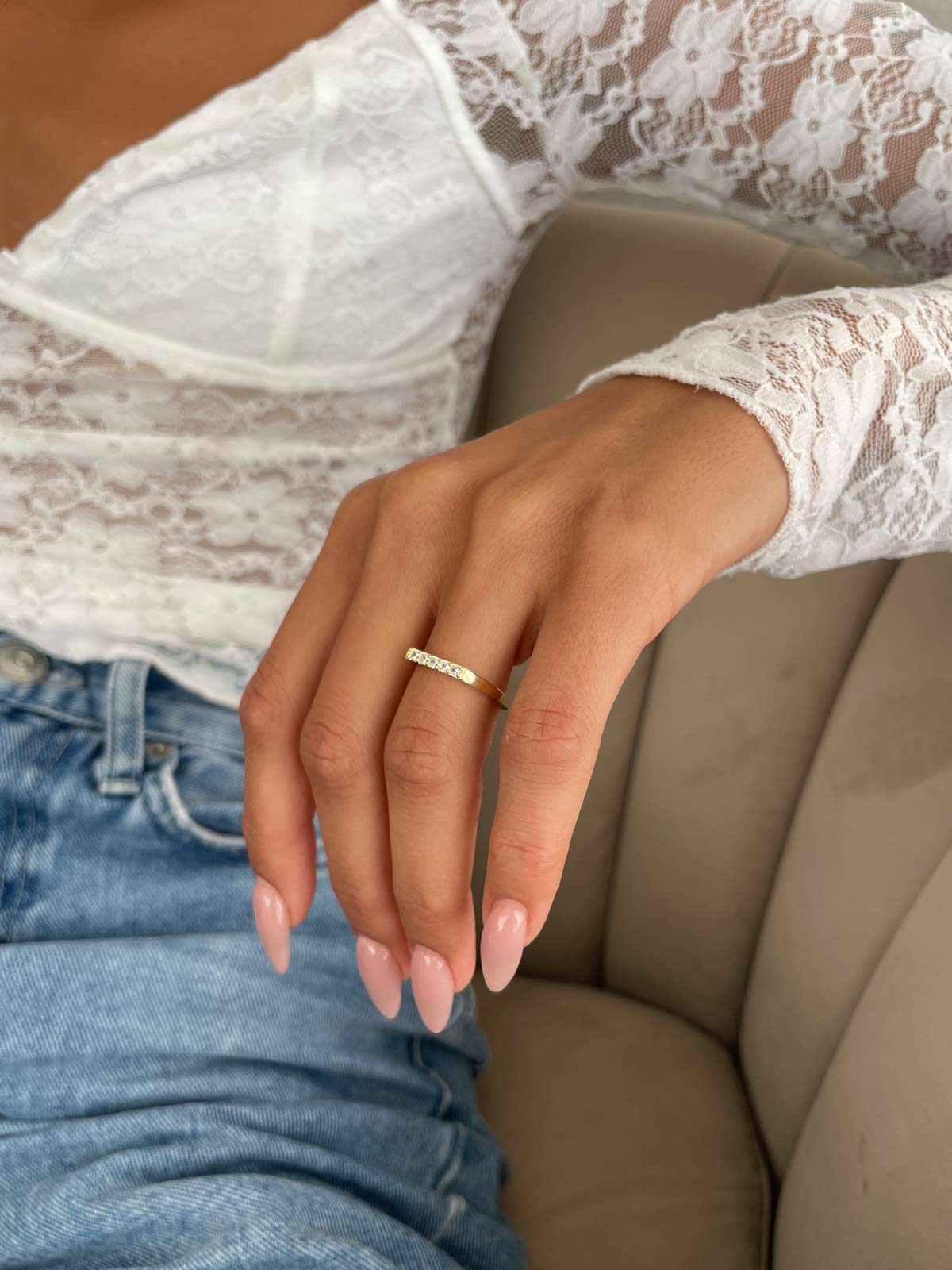 טבעת עדינה חמישה זירקונים בשורה