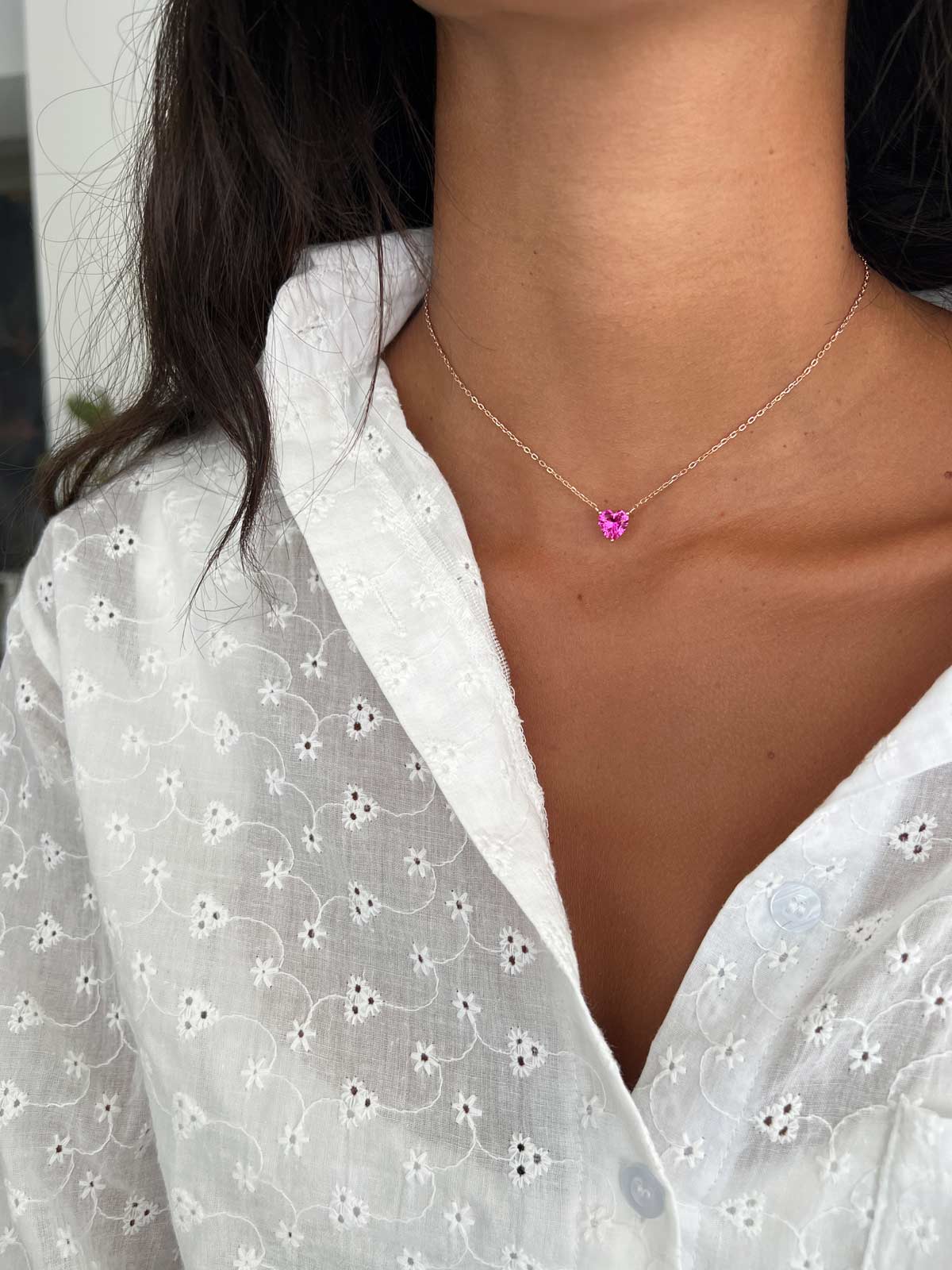 שרשרת צמודה סוליטר לב גדול ורוד