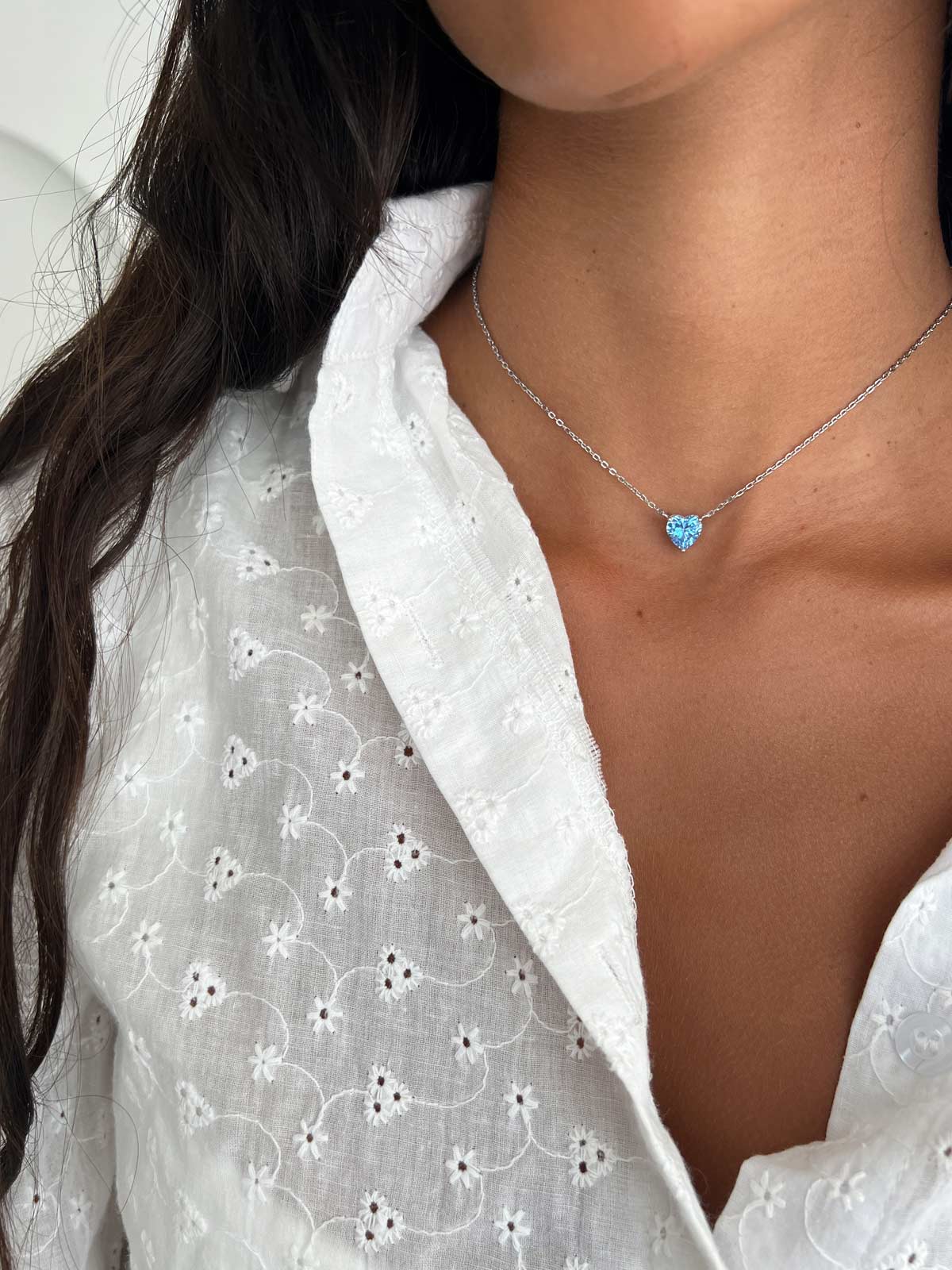 שרשרת צמודה סוליטר לב גדול תכלת