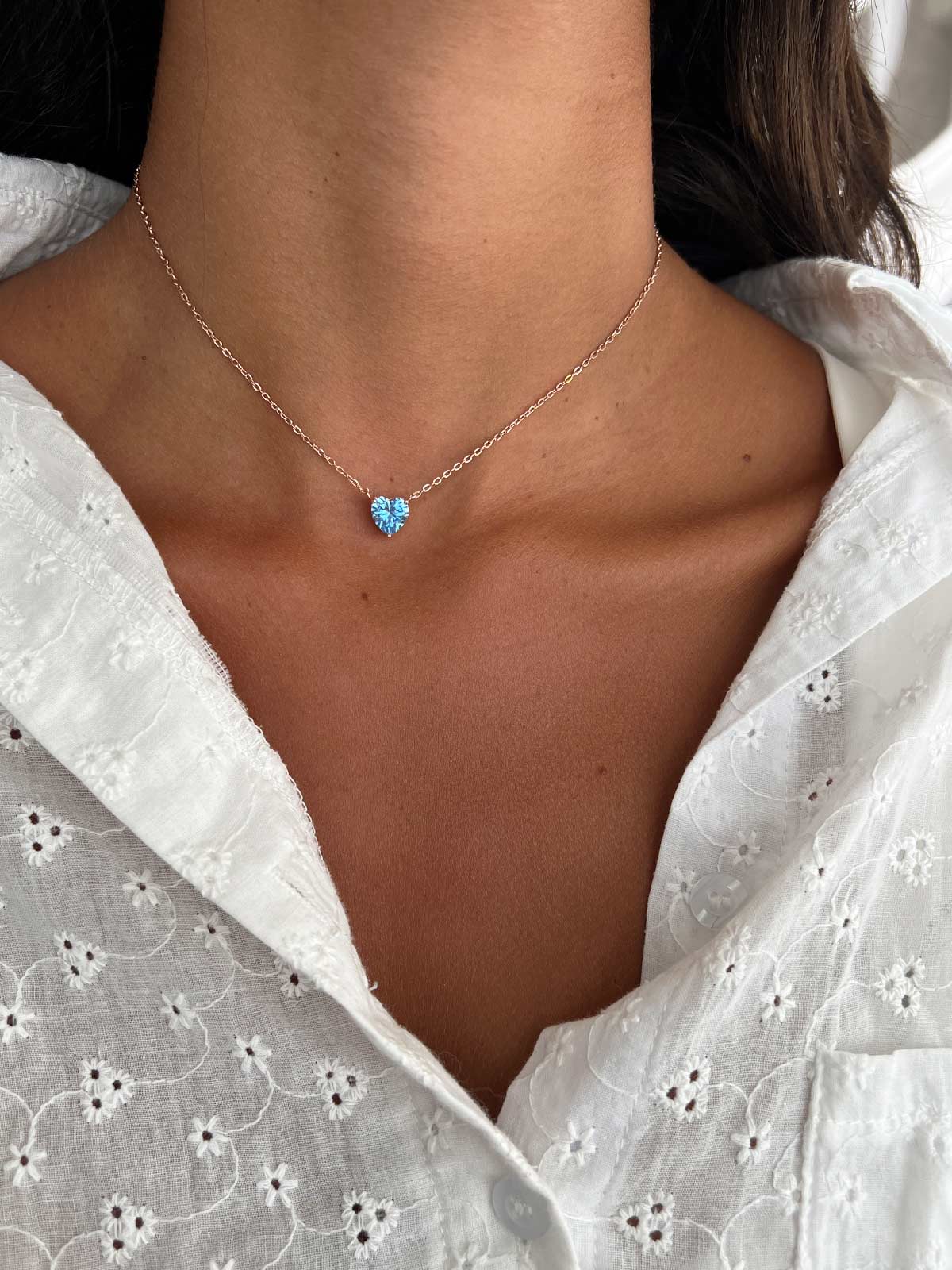 שרשרת צמודה סוליטר לב גדול תכלת