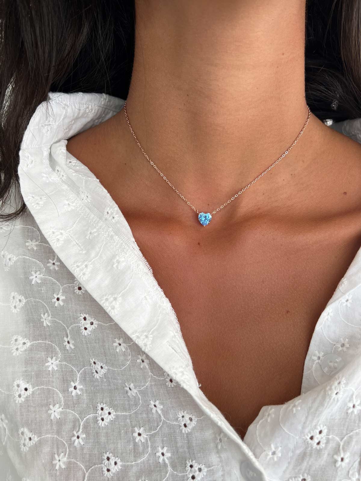 שרשרת צמודה סוליטר לב גדול תכלת