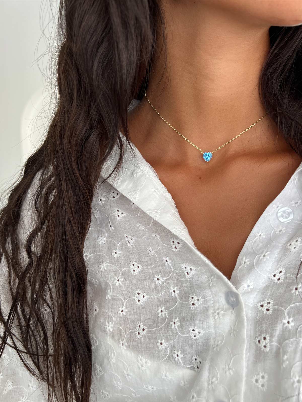 שרשרת צמודה סוליטר לב גדול תכלת