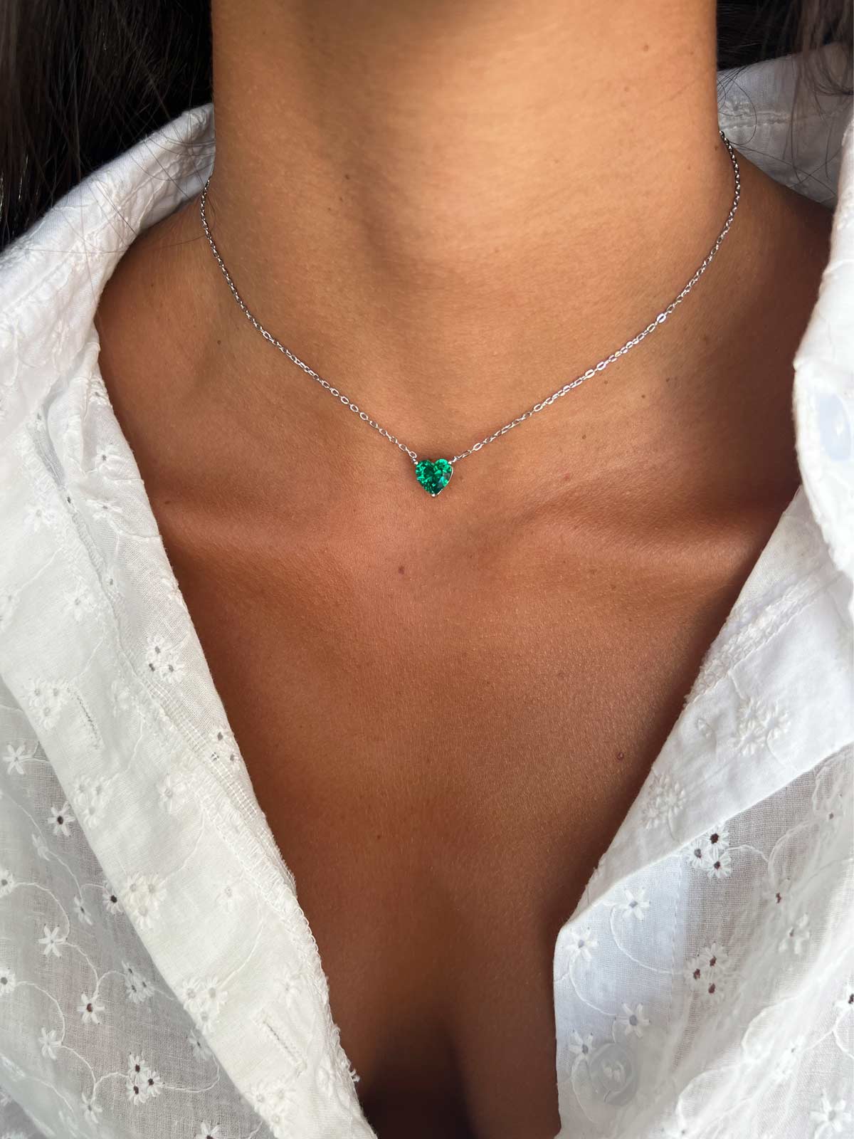 שרשרת צמודה סוליטר לב גדול ירוק