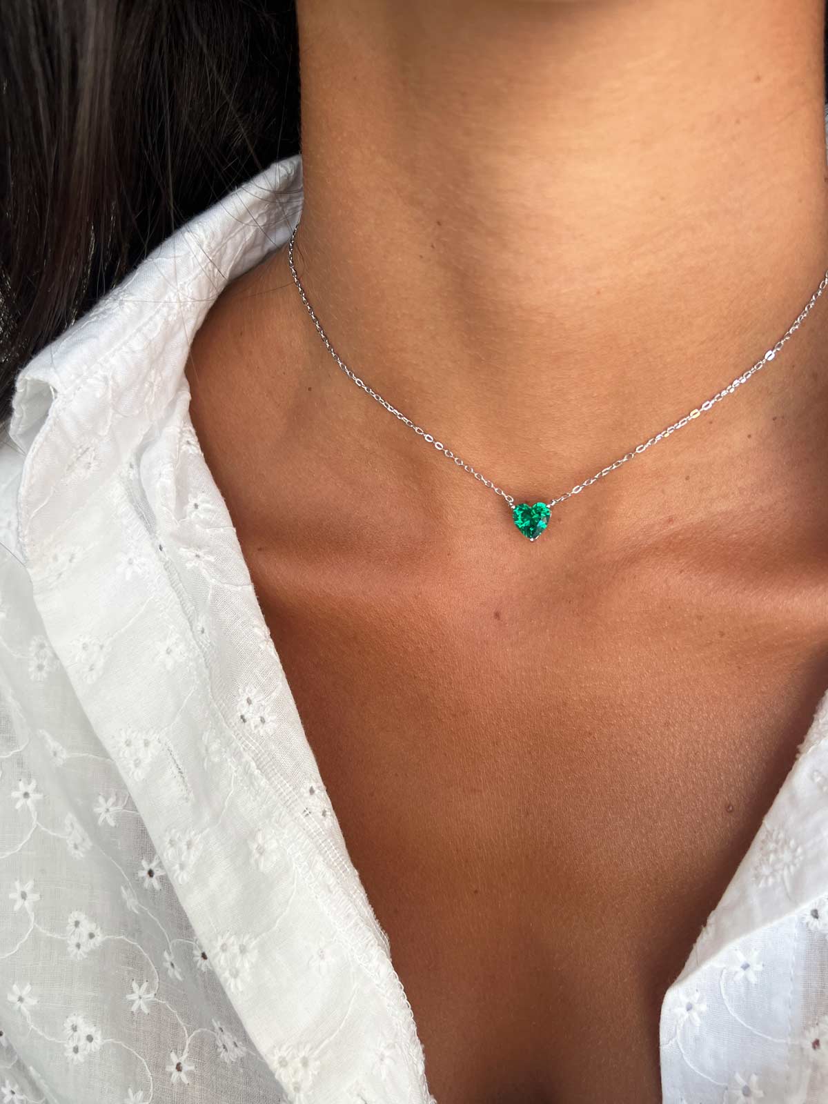 שרשרת צמודה סוליטר לב גדול ירוק