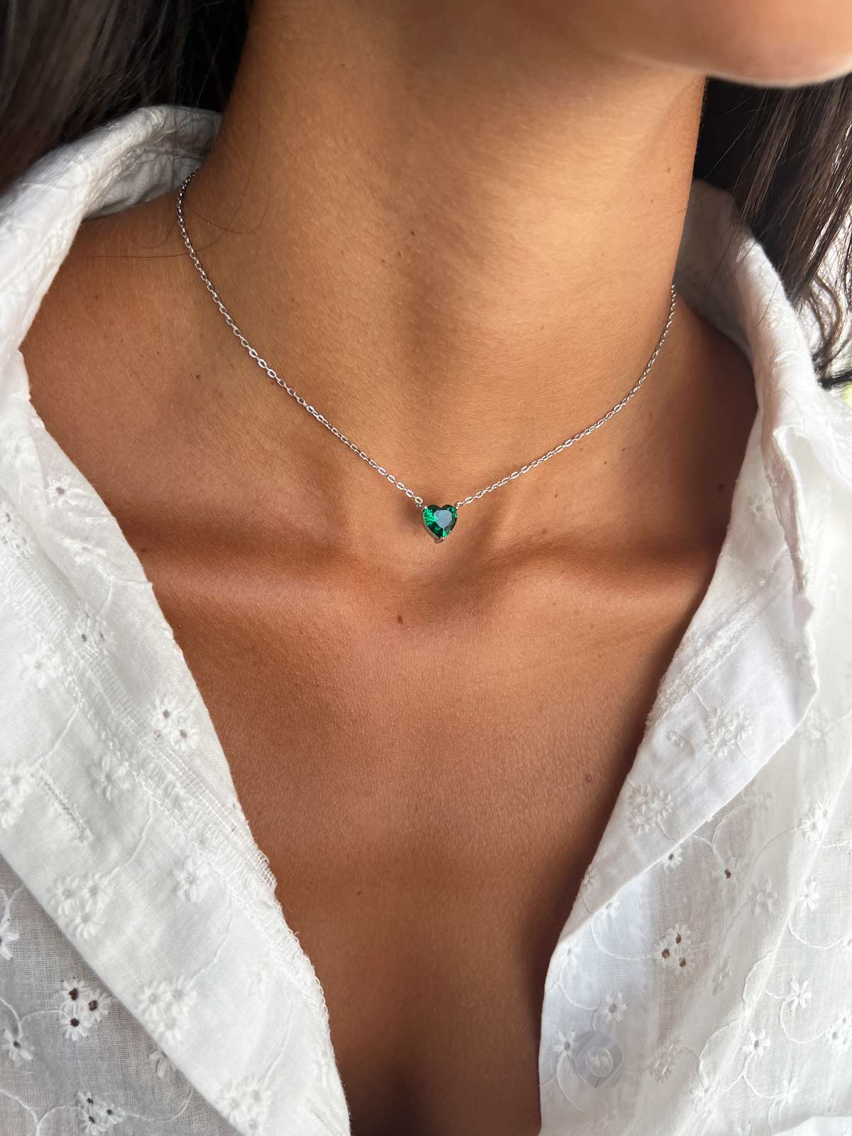 שרשרת צמודה סוליטר לב גדול ירוק