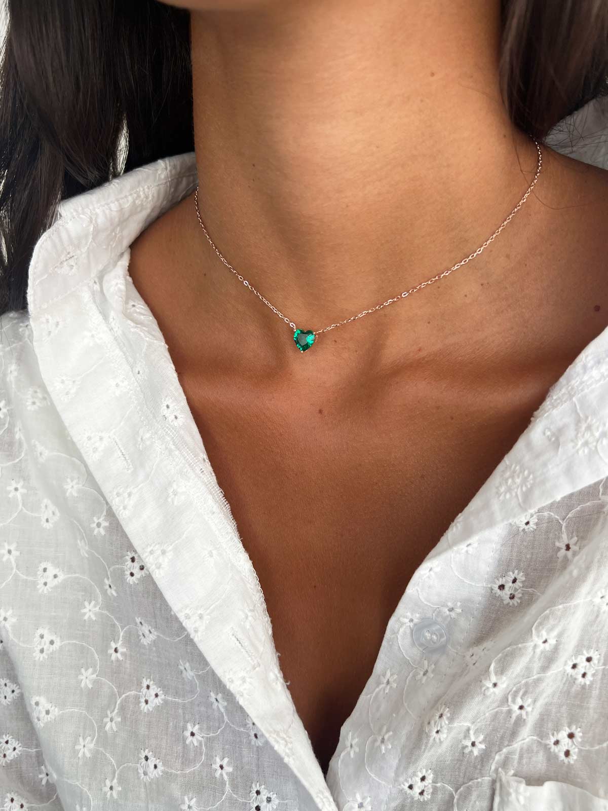 שרשרת צמודה סוליטר לב גדול ירוק