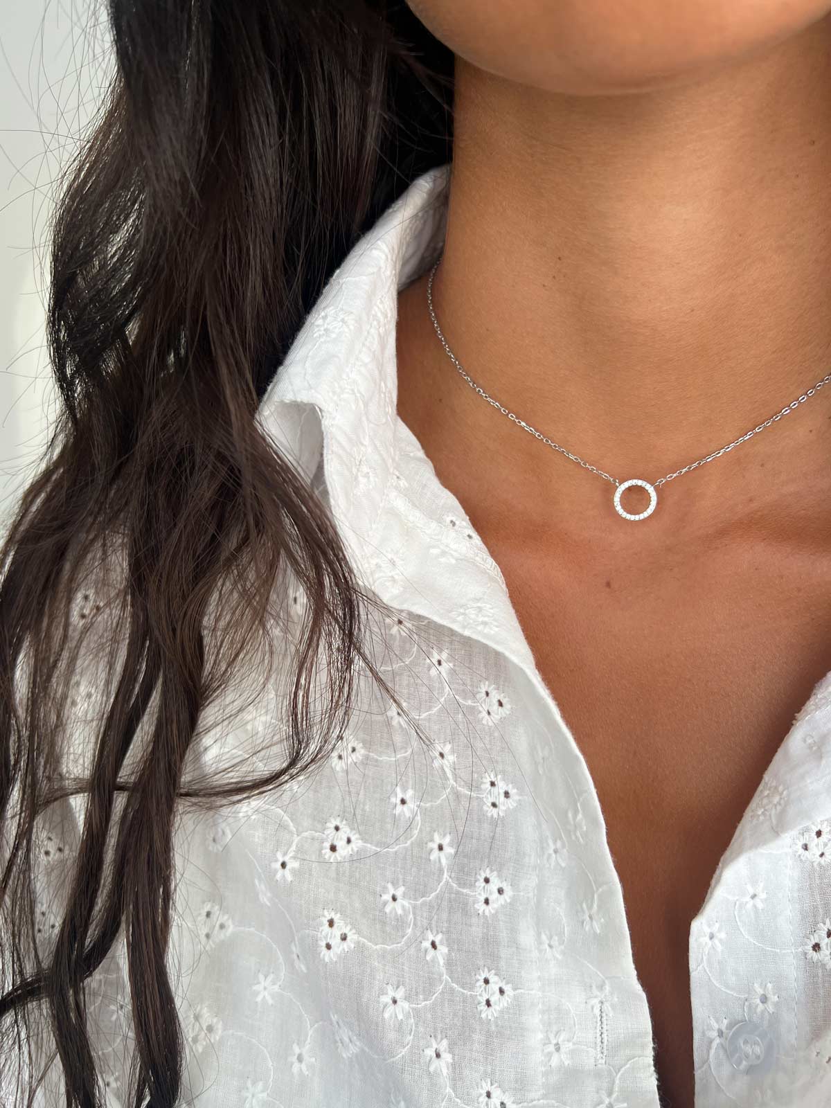 שרשרת צמודה חישוק קטן משובץ