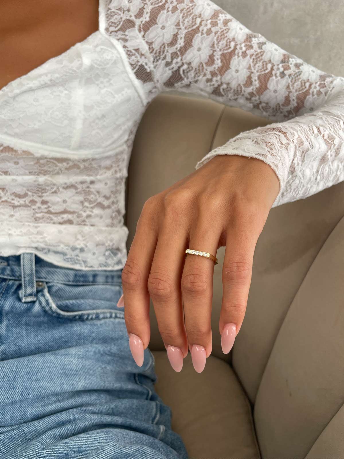 טבעת עדינה חמישה זירקונים בשורה