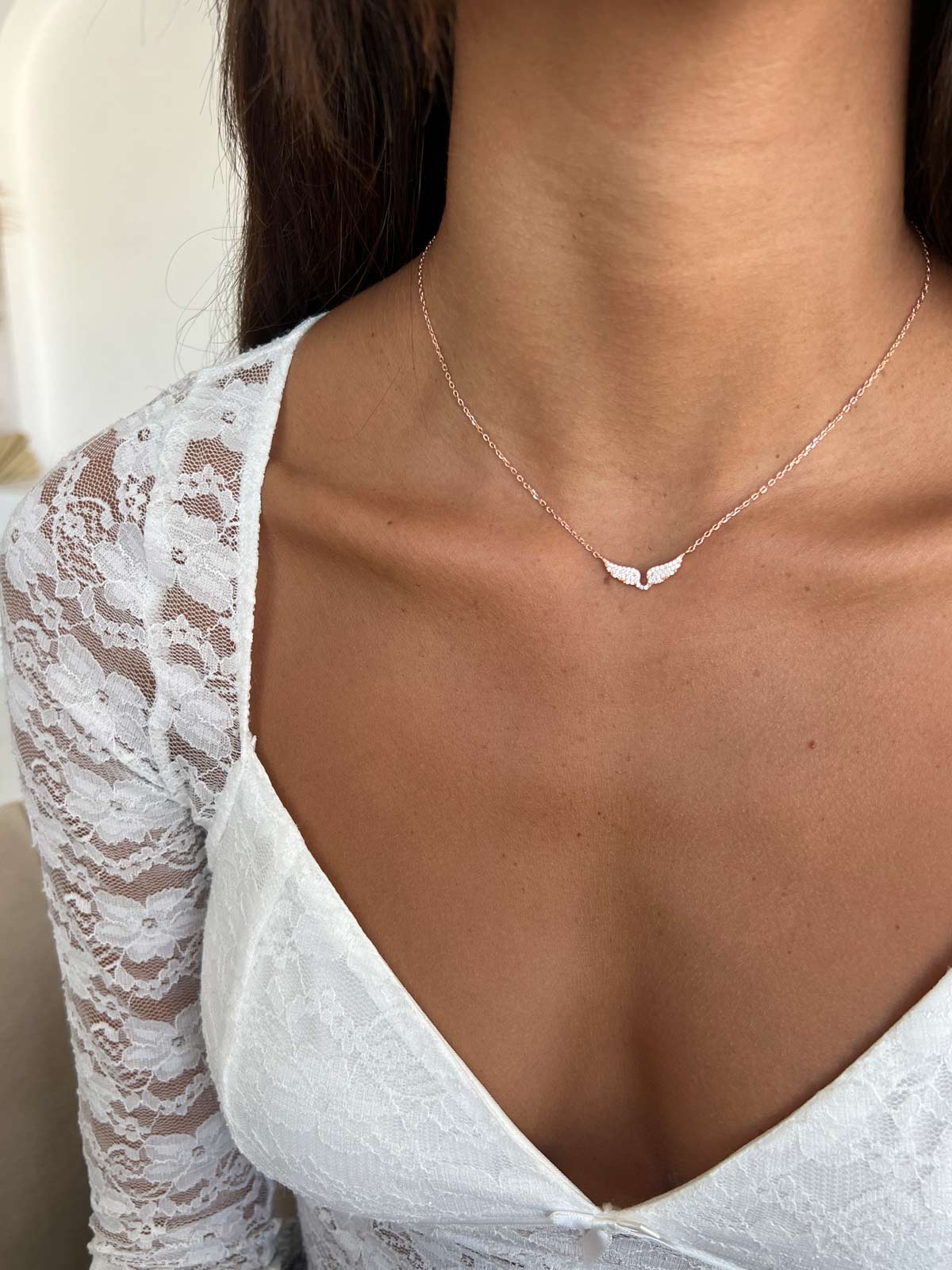 שרשרת צמודה כנפיים קטנות