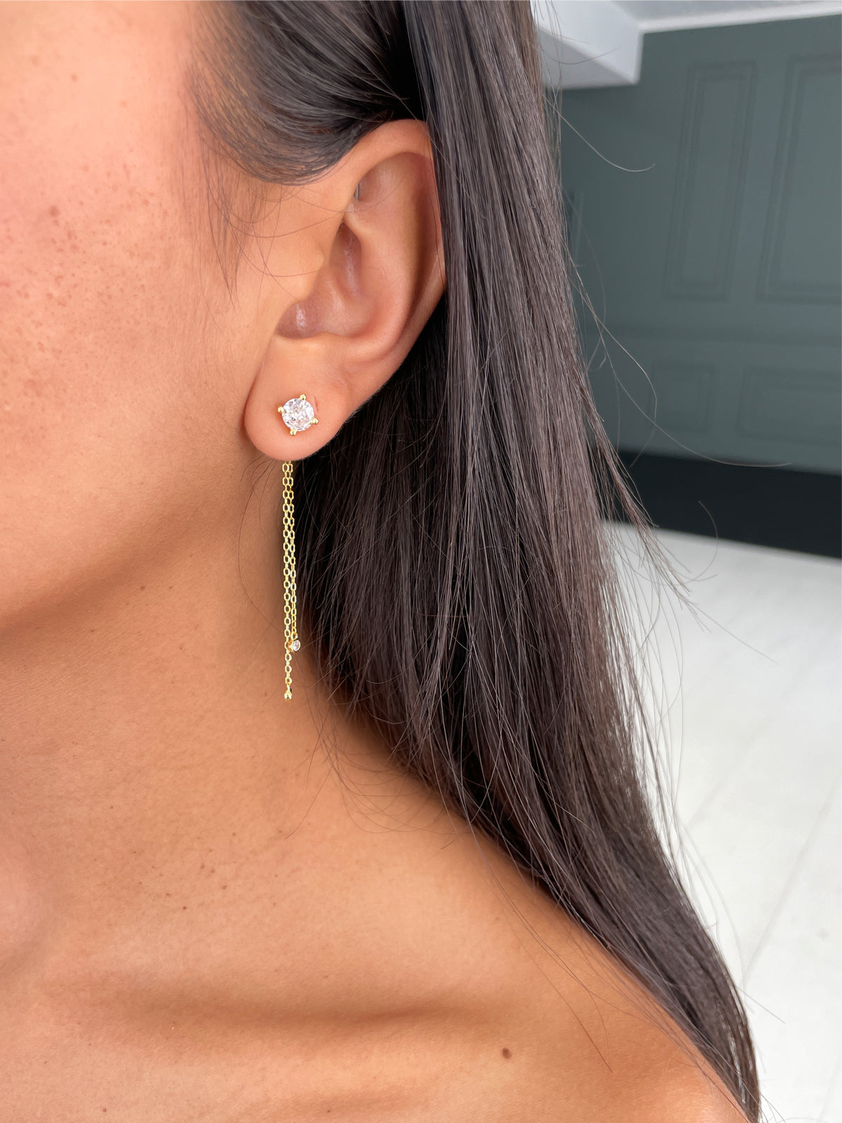 עגילי סוליטר צמודים ושרשראות נופלות