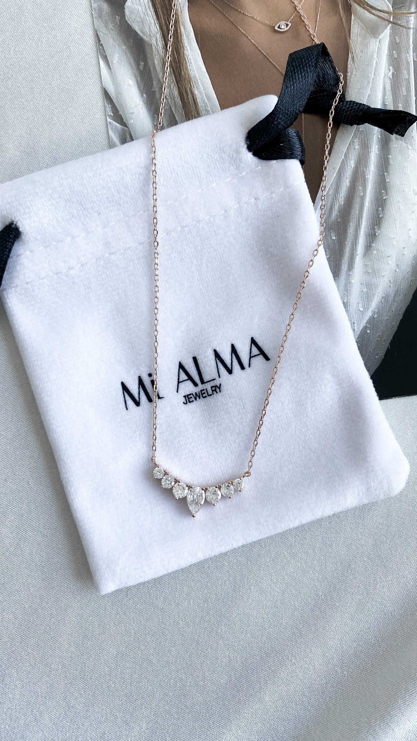 שרשרת סוליטרים וטיפה