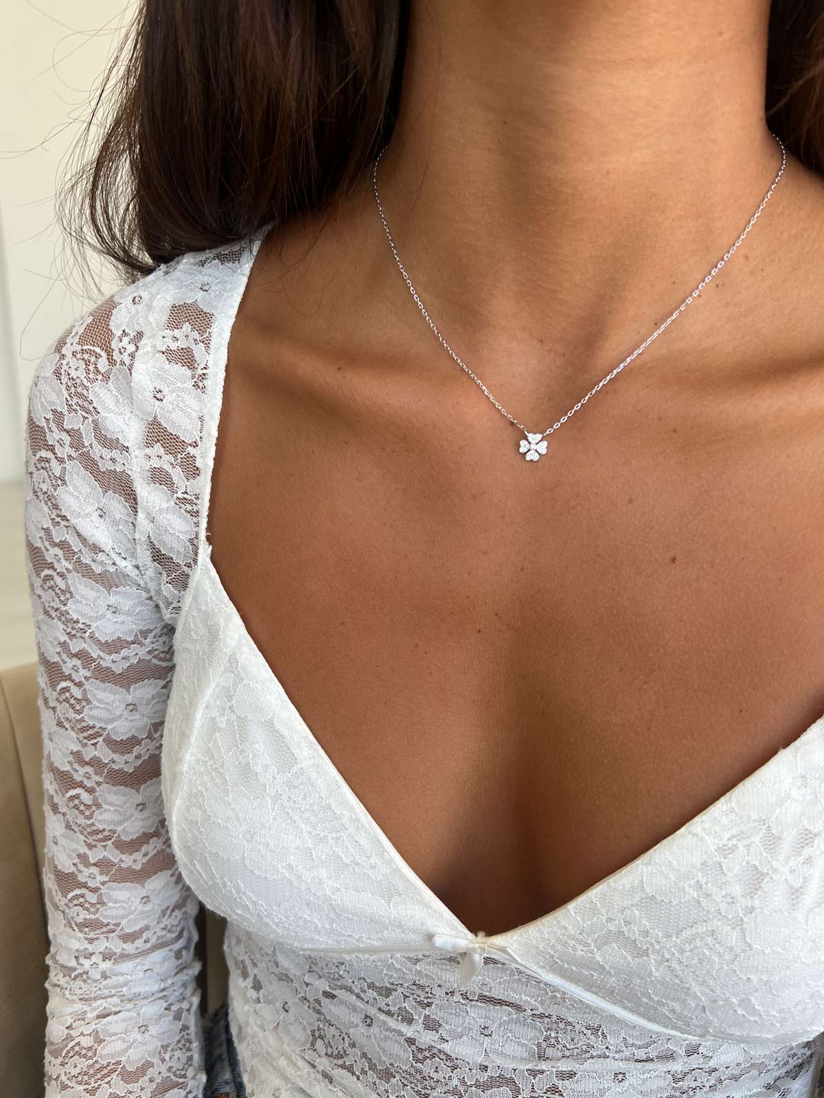 שרשרת צמודה תלתן לבבות משובץ