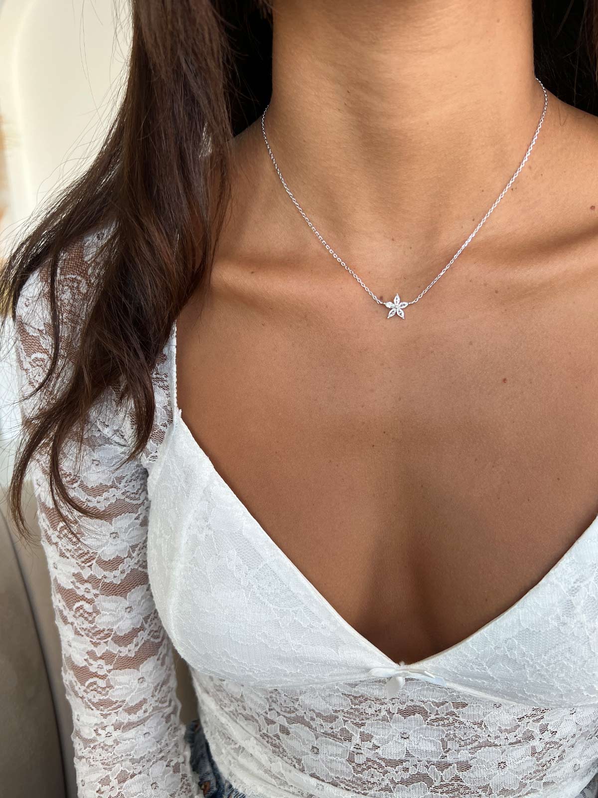 שרשרת צמודה פרח מרקיזות