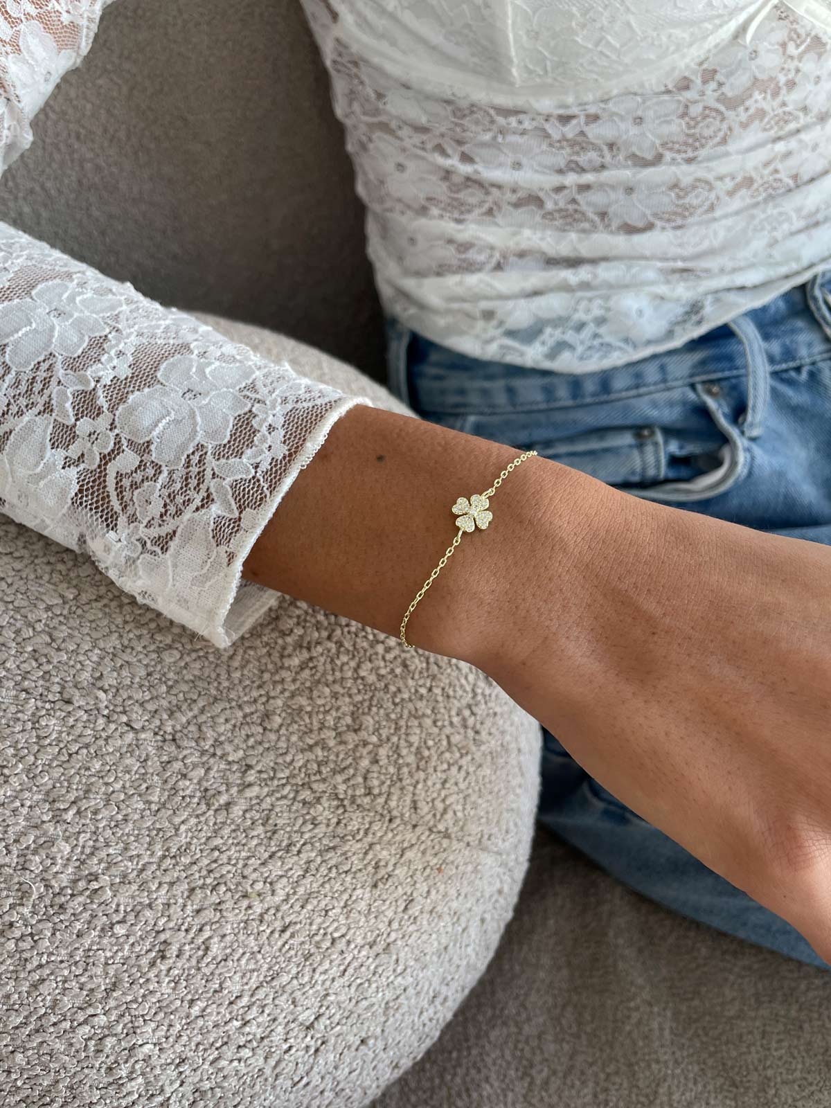 צמיד תלתן לבבות משובץ