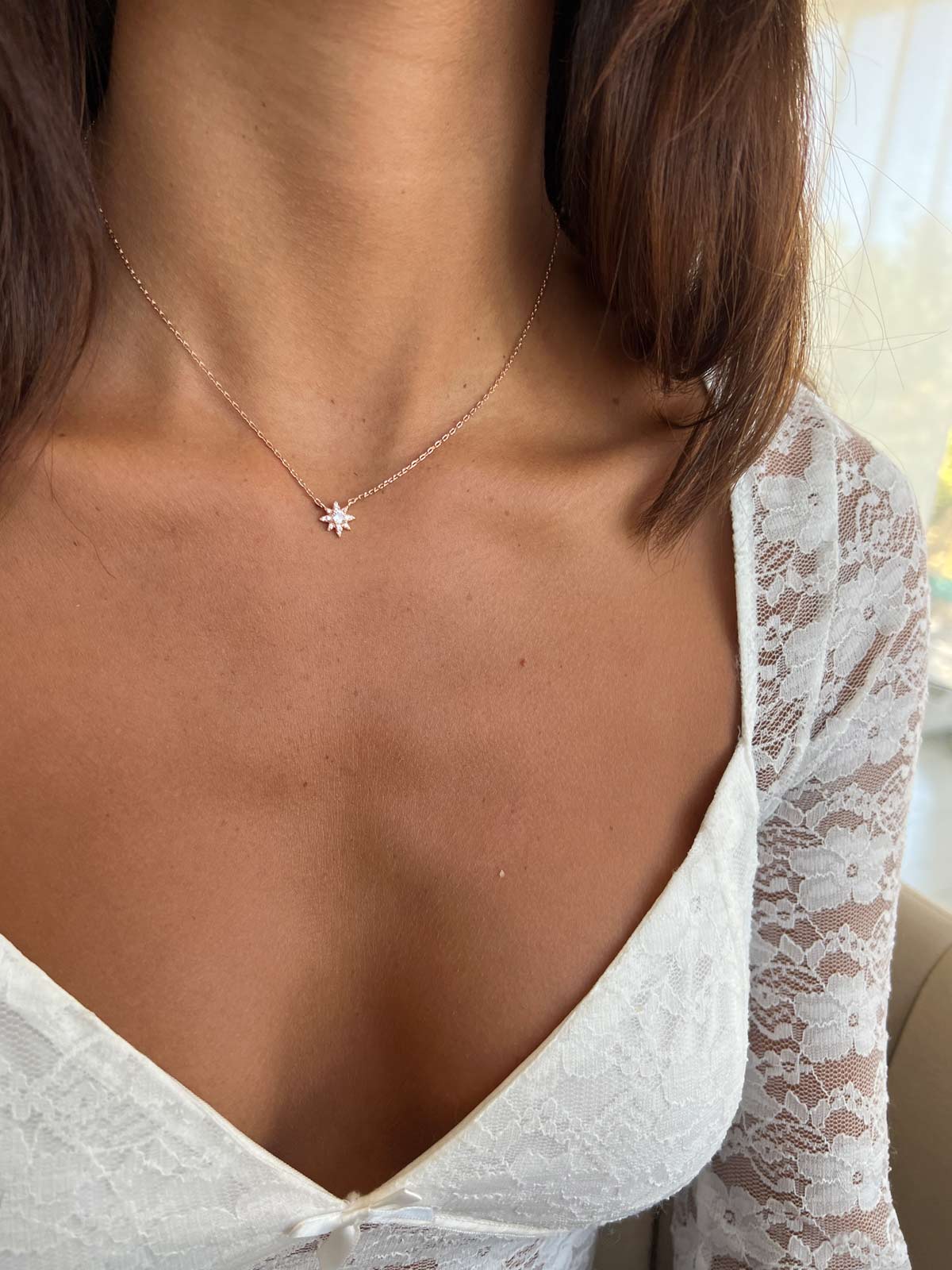 שרשרת צמודה שמש משובצת