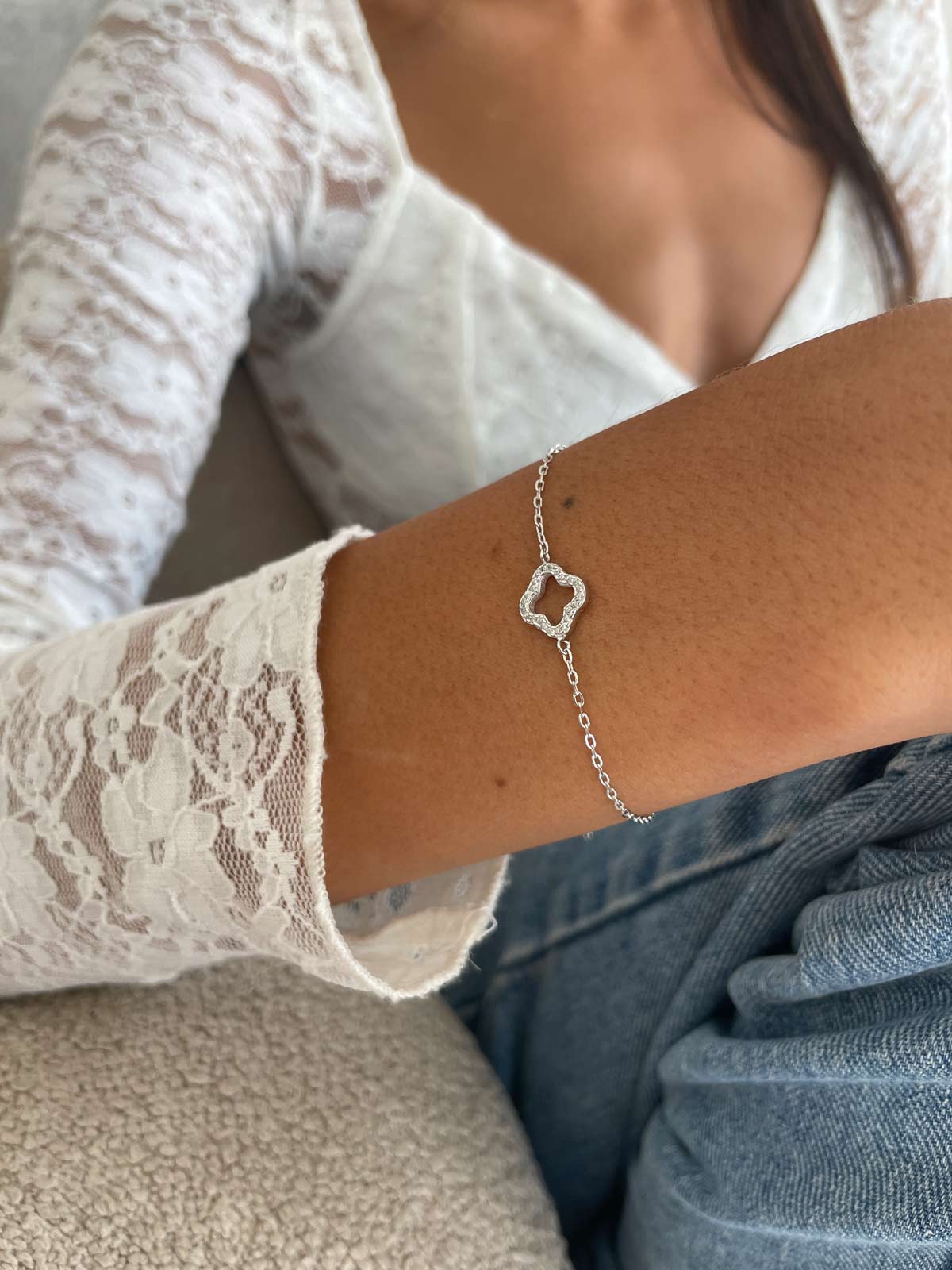 צמיד עדין תלתן משובץ