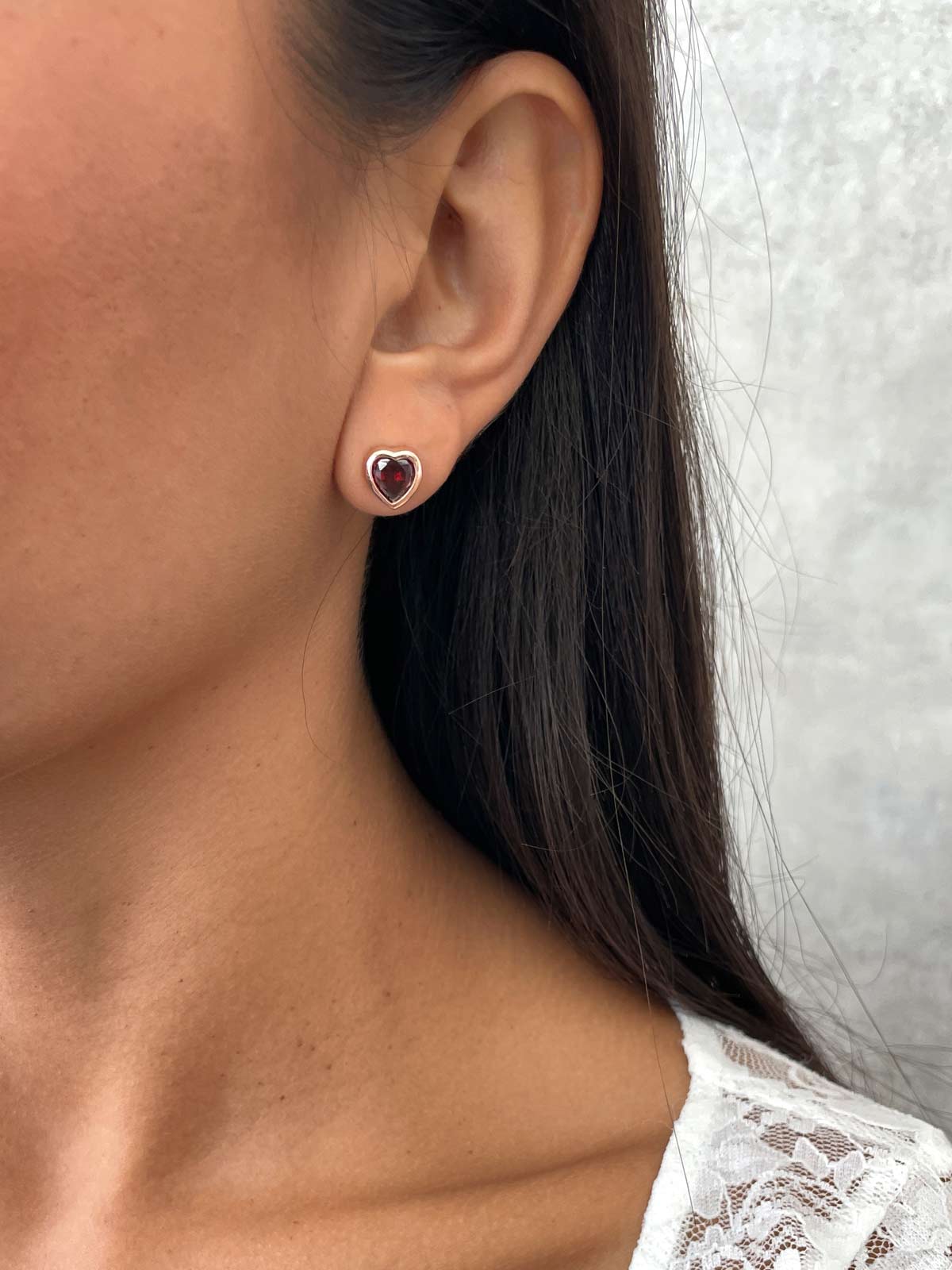 עגילים צמודים סוליטר בזל לב אדום