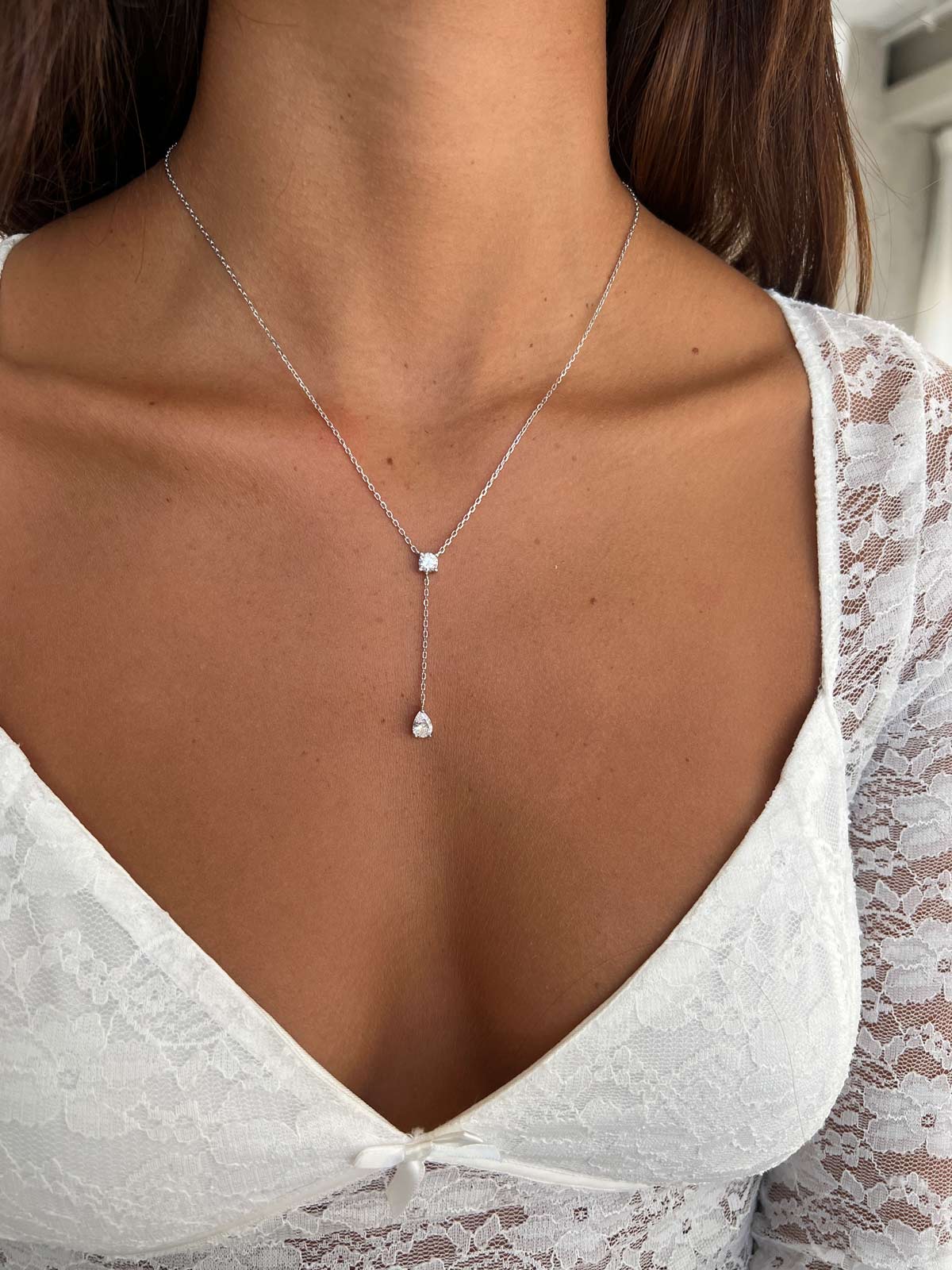 שרשרת עניבה קצרה סוליטר וטיפה